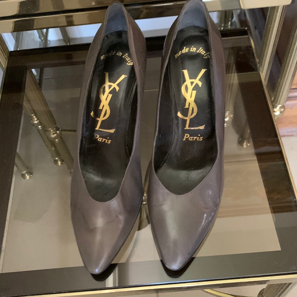 90s YSL Paris pumps. Says size 10M, but if you know the brand, will fit 9M